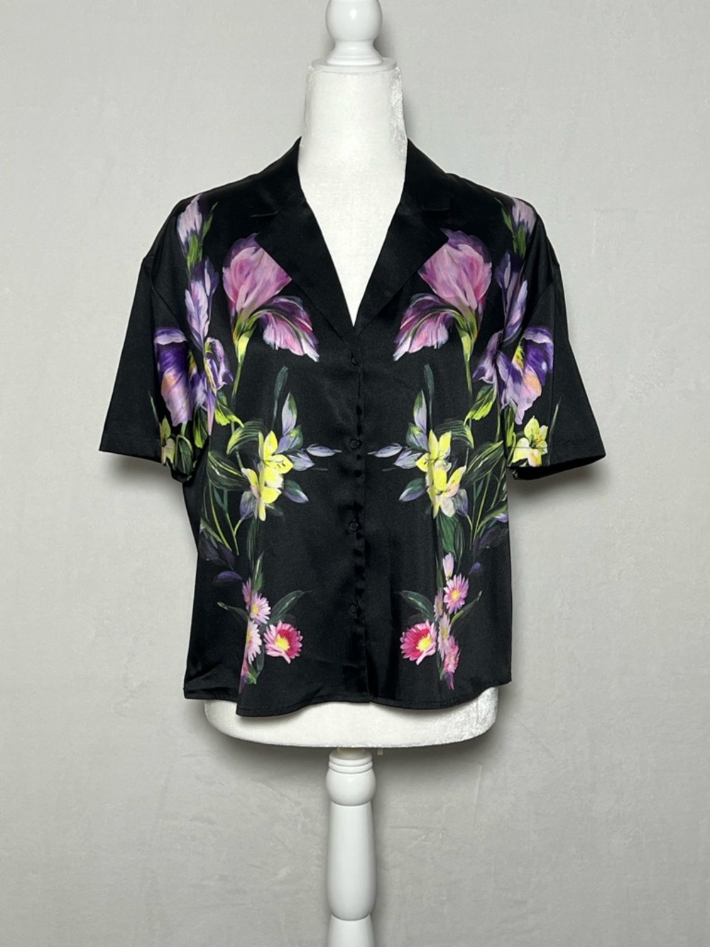 EXPRESS Black with Multicolor Floral Satin Short Sleeve Button Up Shirt - size S